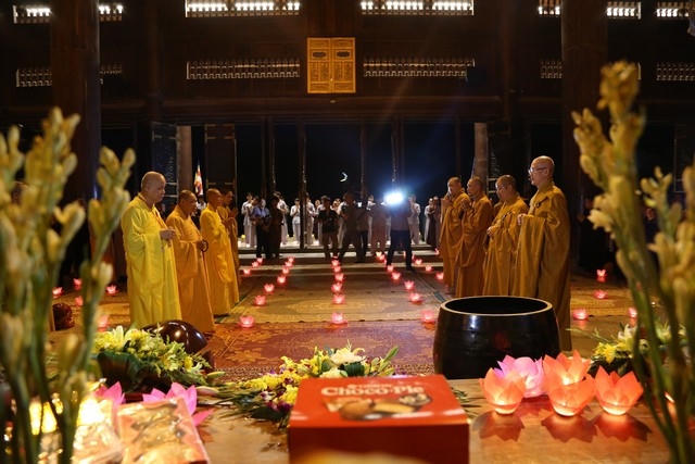 Ninh Bình: Đêm hội hoa đăng cầu Quốc thái Dân an tại chùa Bái Đính