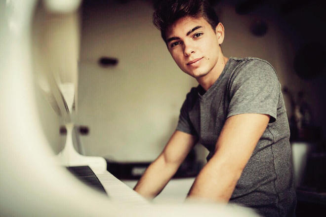 Emanuele Fasano - đẹp trai, tài năng và may mắn.