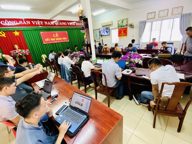 Phóng viên dự toà theo dõi phiên xét xử qua màn hình.