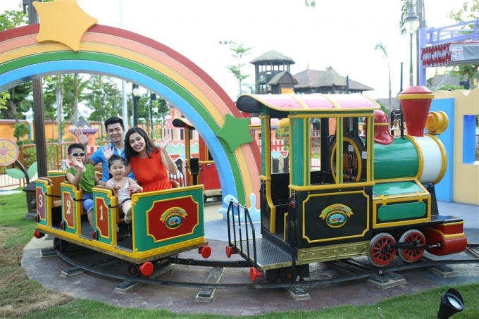 Bé thỏa sức cùng gia đình chụp hình và tham gia vui chơi tại sự kiện.