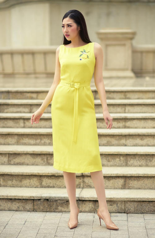 Bộ váy chiết eo màu vàng chanh tươi sáng, màu ánh nắng của mùa hè giúp Tú Anh thực sự nổi bật, rực rỡ,tự tin, hoàn hảo và quyến rũ. Bộ váy với chất liệu satin với điểm nhấn là họa tiết hoa quả được thêu bằng tay và chiếc đai thắt ngang tạo nên sự trẻ trung và thoải mái cho người mặc.