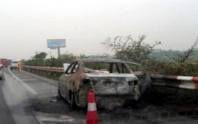 Chiếc xe bị biến dạng hoàn toàn sau khi bị bốc cháy (Ảnh: Ôtô fun)