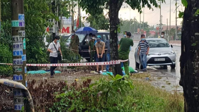 Áp giải nghi phạm tại địa điểm tẩu tán tang vật.