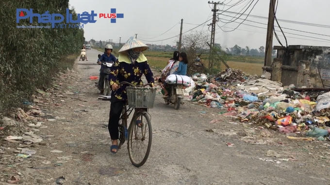 Bắc Ninh: Kinh ho&agrave;ng b&atilde;i r&aacute;c ven đường liền kề trạm biến thế