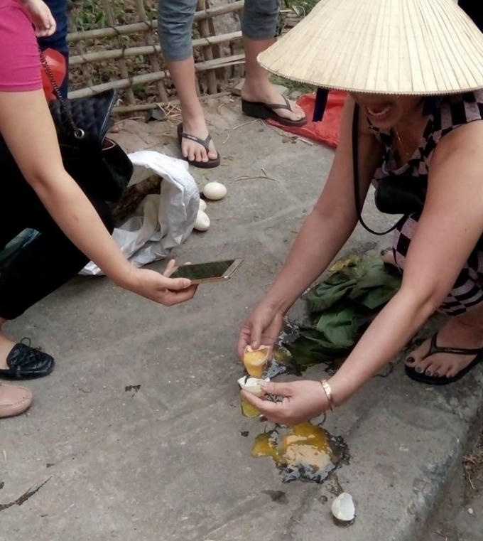 Người dân có mặt tại hiện trường đã đập trứng kiểm tra.