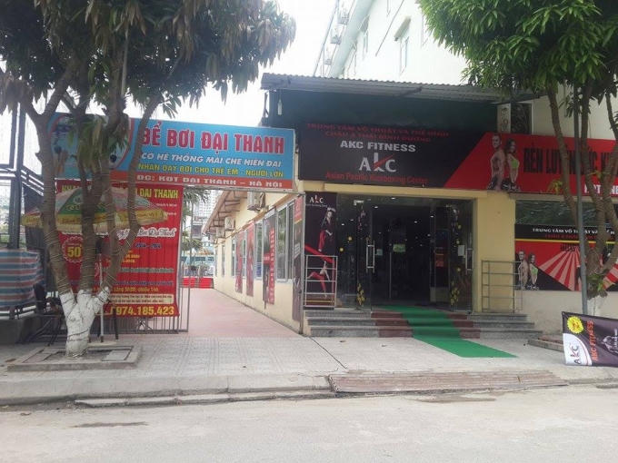 Thêm đó là 1 bể bơi và 2 sân tennis.
