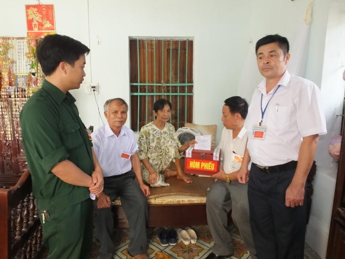 Bà Chát chọn người hiền tài bỏ vào thùng phiếu.