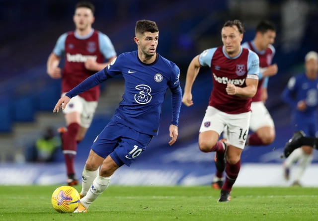 Pulisic đi bóng trước sự đeo bám của Noble