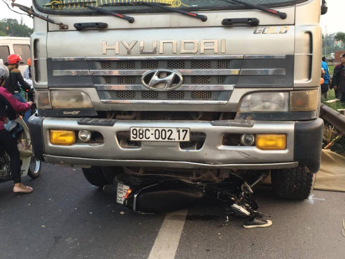 Chiếc xe tải lấn làn đâm trực diện vào xe máy khiến 2 anh ruột tử vong tại chỗ. (Ảnh: Facebook/Nguyễn Thành)