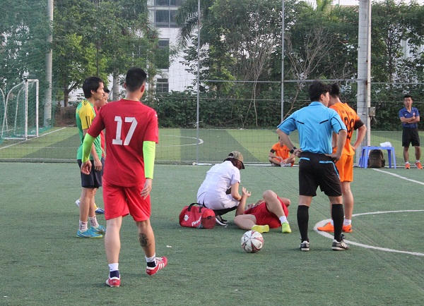 ... nhân viên y tế cũng đã phải nhiều lần vào sân...