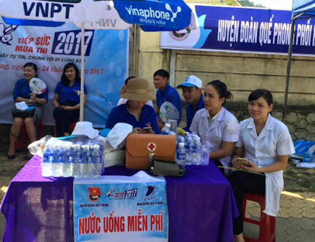 Nước, bánh mỳ, sữa miễn phí phục vụ thí sinh tại huyện miền núi Quế Phong, Nghệ An.