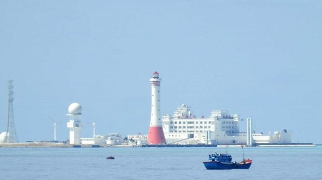 Tàu cá BTh-96435.TS khai thác hải sản cạnh bãi Gạc Ma (Ảnh: M.T.H).