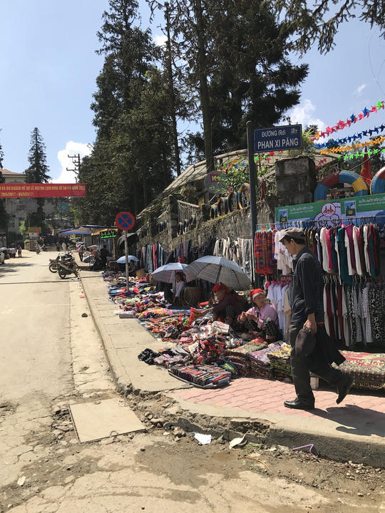 Một góc khác với vỉa hè nham nhở.