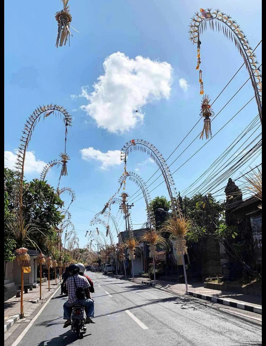 Hàng câu Nêu trang trí đường phố đẹp trong dịp Tết. Ảnh: K.L