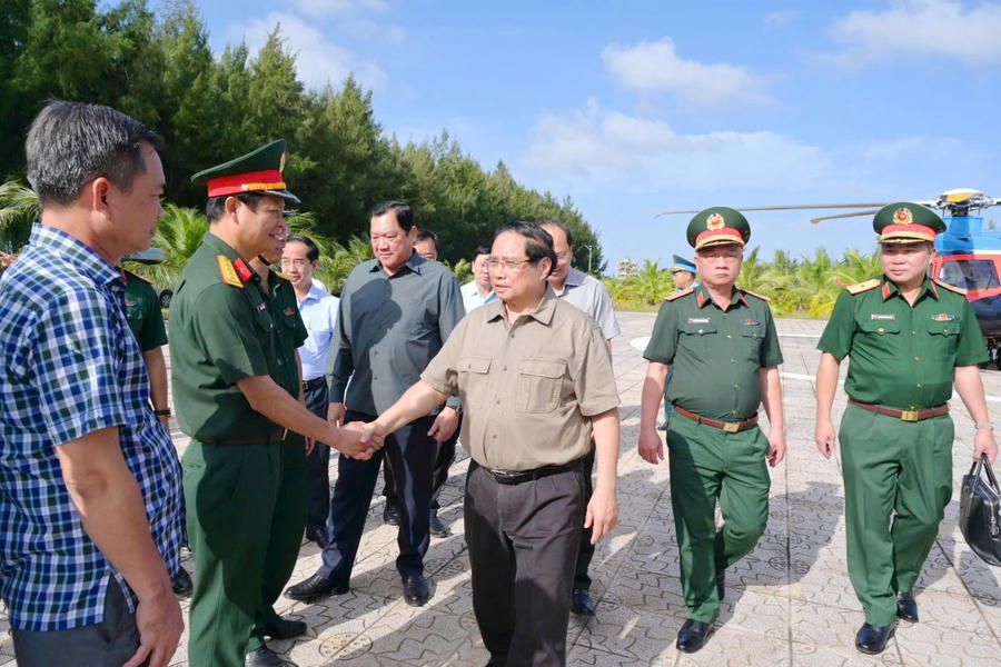 Thủ tướng Chính phủ Phạm Minh Chính kiểm tra tiến độ thi công dự án cao tốc Cà Mau – Đất Mũi và tuyến đường ra đảo Hòn Khoai (Ảnh: Tâm Đông).