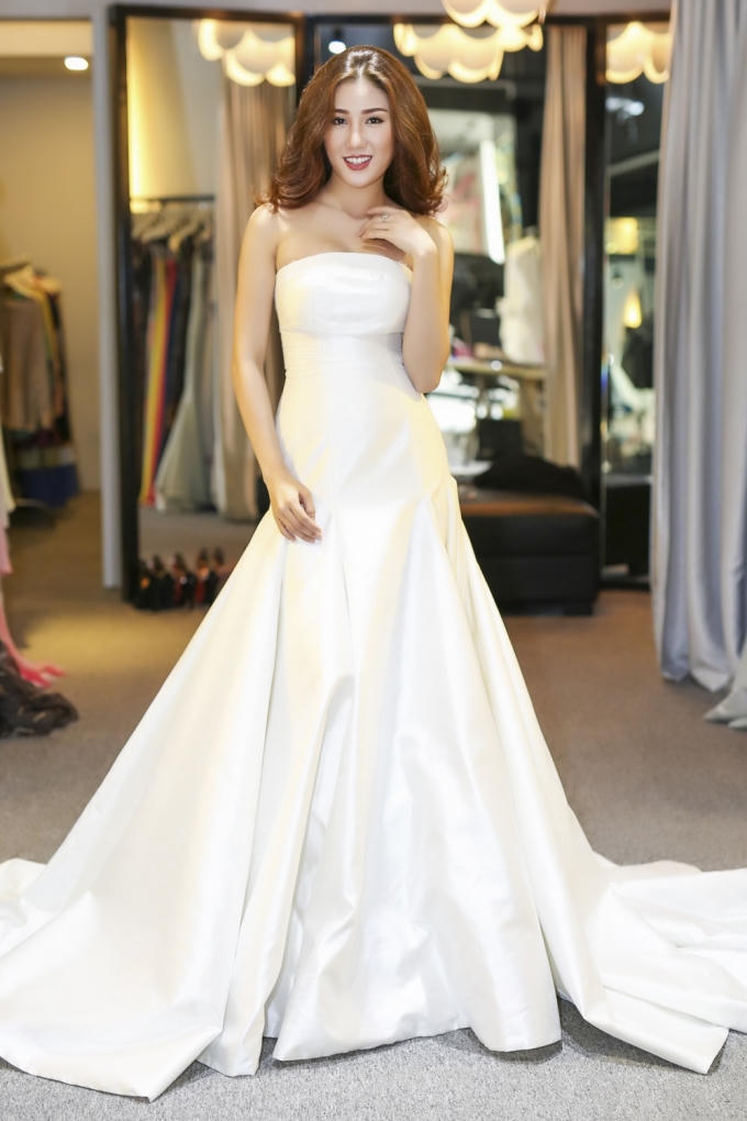 Cuối cùng, người đẹp chọn bộ váy trắng.