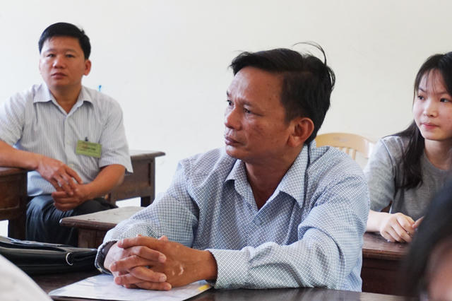 Ông Nguyễn Xuân Hồng - một trong những thí sinh nhiều tuổi nhất tại cụm thi số 28.