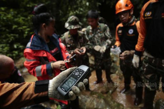 Lực lượng cứu hộ tại hiện trường. Ảnh: Bangkok Post