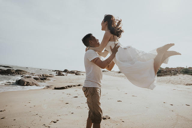 Sắp làm "cô dâu mới" Phạm Hường bộc bạch: "Hổi hộp và bận đúng nghĩa bạn ạ. Dù đã yêu nhau 5 năm nhưng tới thời điểm 2 đứa quyết định hợp pháp hóa tình cảm tiến tới hôn nhân mọi thứ lại lạ lẫm như ban đầu. Cũng có 1 time ngắn mình bị stress trước hôn nhân ^^. Con gái mà, dễ nhạy cảm và hay tưởng tượng cả thế giới có thể chống lại mình. May sao có anh ở bên, động viên và an ủi."