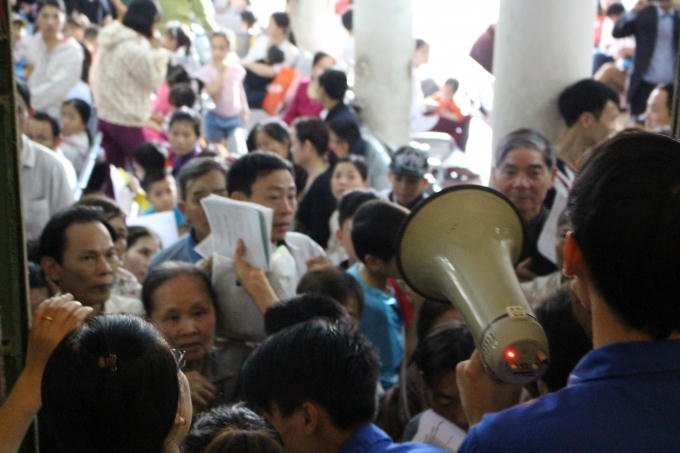 Đến buổi trưa nhưng vẫn còn rất đông người xếp hàng đợi. (Ảnh: Đức Biên).