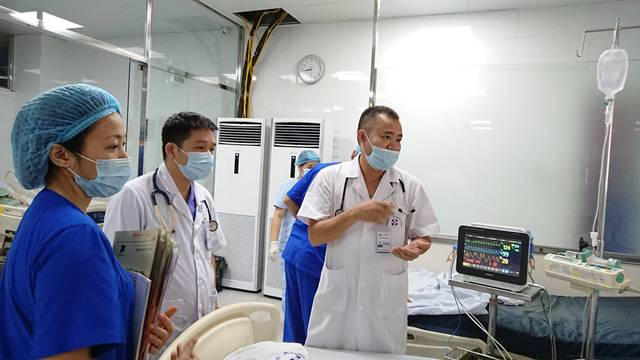 Các bác sĩ vẫn đang chăm sóc tích cực cho bệnh nhân.