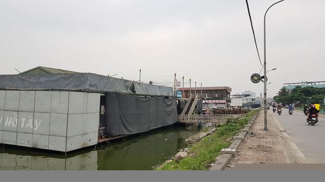 heo khảo sát của, một số doanh nghiệp như Tây Long đã chuyển nhà hàng lên bờ. Tuy nhiên hoạt động kinh doanh trên bờ èo uột, thua lỗ. Tuy nhiên, muốn đầu tư du thuyền xuống nước thì vẫn chưa có ý kiến nào của cơ quan chức năng nên doanh nghiệp đành
