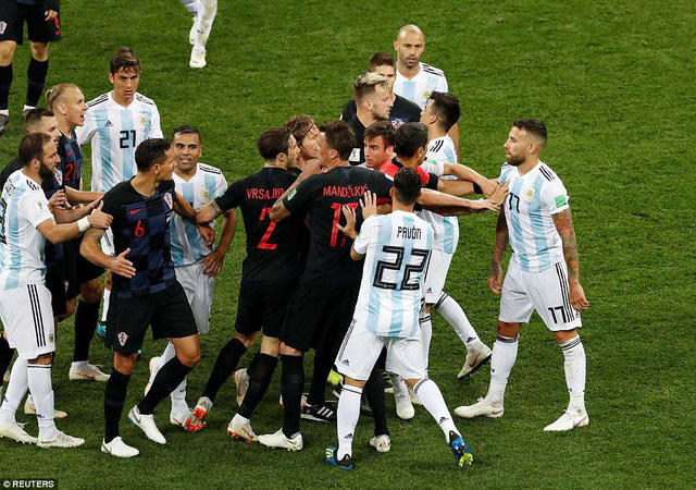 Cầu thủ Croatia phản ứng, khi Otamendi đ&aacute; b&oacute;ng v&agrave;o mặt Rakitic đang nằm dưới s&acirc;n