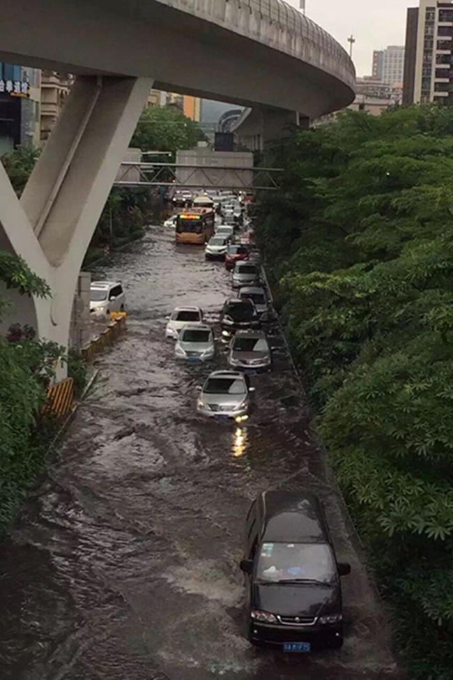 Mưa lớn khiến giao thông ngưng trệ.