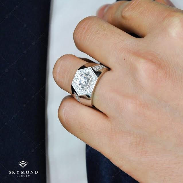 Nhẫn nam thuộc Thủy, có hình đa giác, góc nhọn.