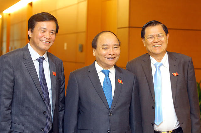 Thủ tướng Nguyễn Xuân Phúc cùng các đại biểu bên hành lang Quốc hội trước phiên khai mạc.
