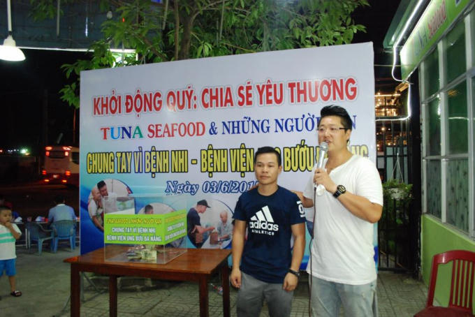 Hướng dẫn viên Hàn Quốc Lee An (phải) chia sẻ việc này để du khách Hàn cùng chung tay giúp đỡ bệnh nhân nhí Việt Nam.