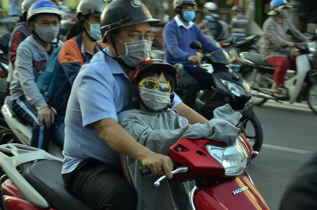 Ông bố phải nhường áo khoác cho trẻ vì quên mang áo ấm