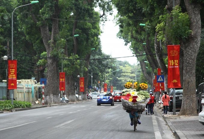 Dọc các con đường đều rợp bóng cờ.