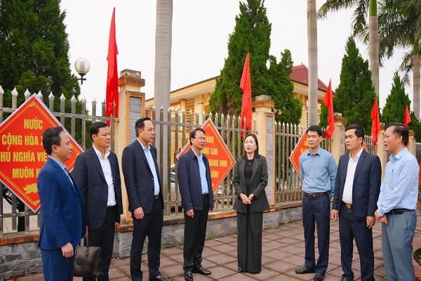 Thường trực Tỉnh ủy kiểm tra công tác trang trí khánh tiết chào mừng Đại hội đại biểu toàn quốc lần thứ XIV của Đảng tại phường Lê Hồ.