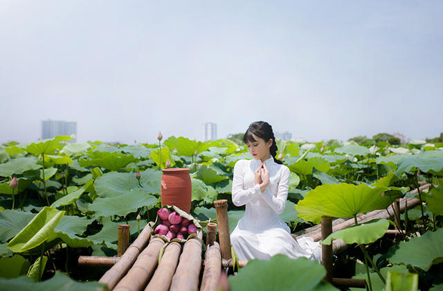 Cô muốn lưu giữ khoảnh khắc thanh xuân của mình bên loài hoa sen.