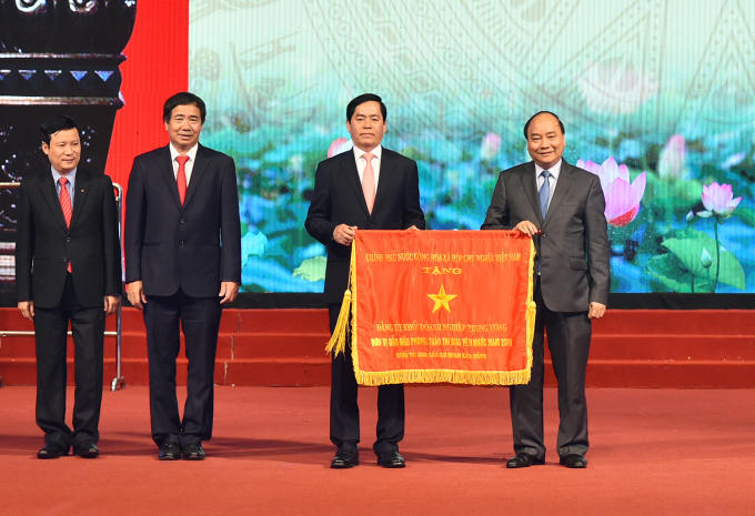 Thủ tướng trao Cờ thi đua của Chính phủ cho Đảng bộ Khối Doanh nghiệp Trung ương.