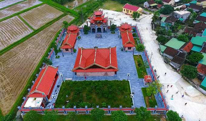 Mái ngói gồm 5 lớp, trong đó có 3 lớp ngói (âm, dương, ngói ống).