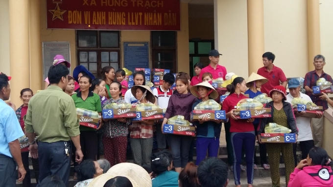 Lãnh đạo UBND xã Hưng Trạch tổ chức cho 150 hộ gia đình bị thiệt hại lũ, lụt nhận hàng hỗ trợ.