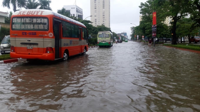 Khiến các phương tiện tham gia giao thông qua đây rất khó khăn.