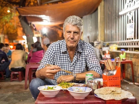 Anthony Bourdain là một ẩm thực gia nổi tiếng người Mỹ.