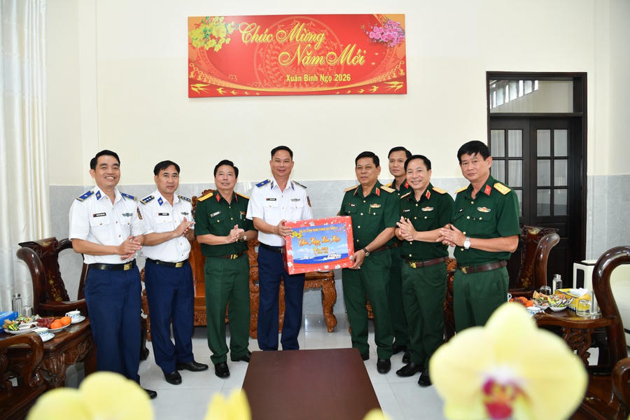 Thiếu tướng Nguyễn Văn Dũng - Bí thư Đảng ủy, Chính ủy Bộ Tư lệnh Vùng Cảnh sát biển 4 thăm, chúc Tết Bộ Tư lệnh Quân khu 9