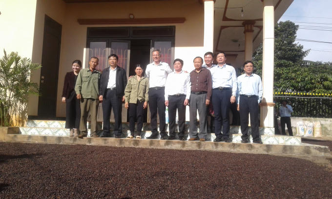 Đoàn công tác của Bộ trưởng chụp hình lưu niệm cùng gia đình ông Tĩnh.