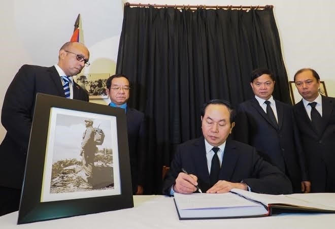 Chủ tịch nước Trần Đại Quang đã đến đặt vòng hoa viếng, ghi sổ tang tưởng niệm cựu Chủ tịch Fidel Castro.