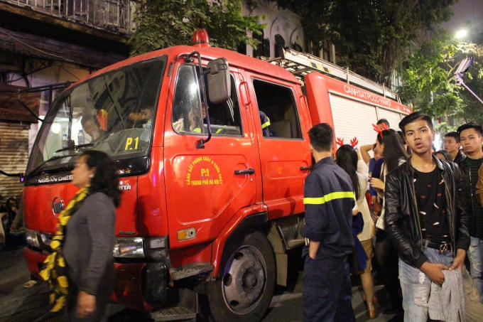 Lực lượng chữa cháy cũng được điều động đến trước khu vực quảng trường Nhà thờ lớn.