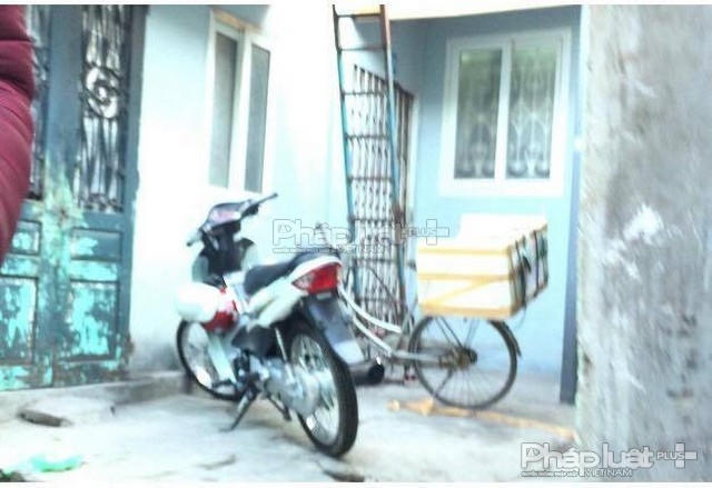 Chiếc xe máy mới mua được dựng cạnh chiếc xe đạp Khiêm dùng đi nhặt rác hàng ngày.