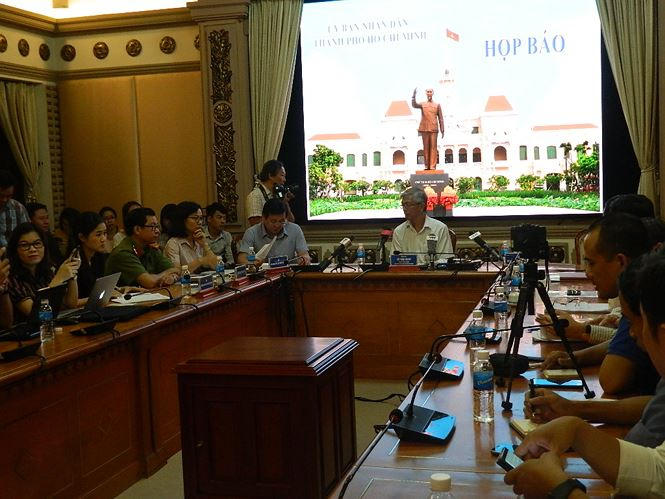 Cuộc họp báo về kinh tế xã hội tháng 10 thu hút rất đông phóng viên báo chí vì TPHCM đang có nhiều sự kiện nóng.