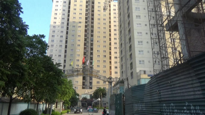 Tôn quây kín khu vực đang thi công, chắn mất 1 phần đường dành cho xe chữa cháy