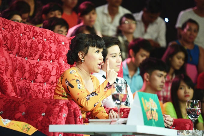 Gil L&ecirc; l&uacute;ng t&uacute;ng khi Trấn Th&agrave;nh tr&ecirc;u chọc chuyện bị &eacute;p lấy chồng