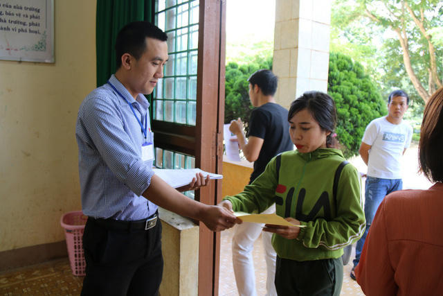 Thí sinh làm thủ tục vào phòng dự thi. (ảnh: Dương Phong)