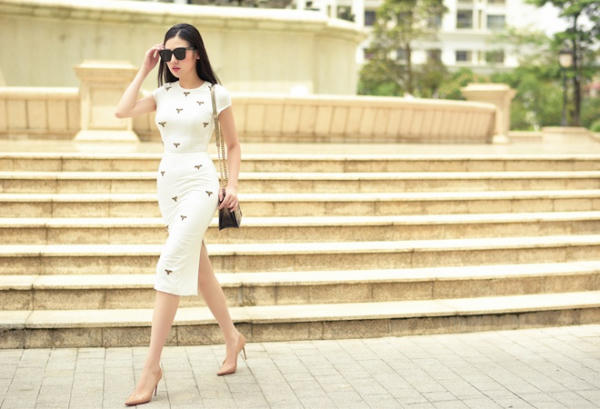 Chân váy bút chì, với màu trắng với điểm nhấn là hình ảnh những con côn trùng giúp  Á hậu Tú Anh trông hết sức thanh lịch và nhẹ nhàng